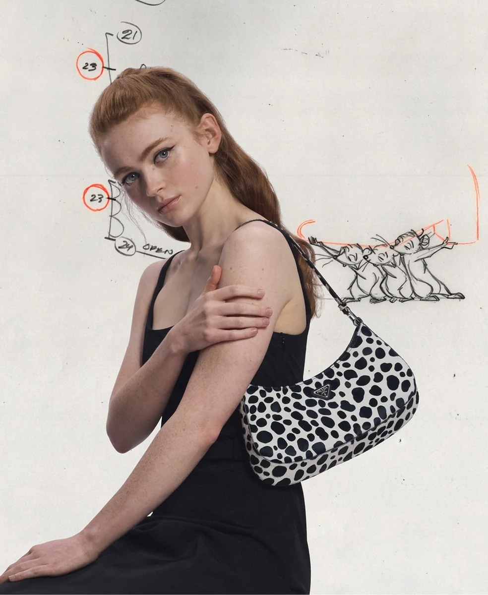 Prada Holiday 2026: Fotografie und handgezeichnete Figuren verbinden sich in einem Kampagnenmotiv.